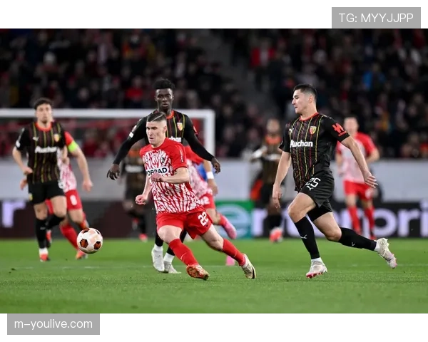 战术板:弗赖堡如何利用“触发式”区域压迫应对拜仁的后场出球 战术板:弗赖堡如何利用“触发式”区域压迫应对拜仁的后场出球