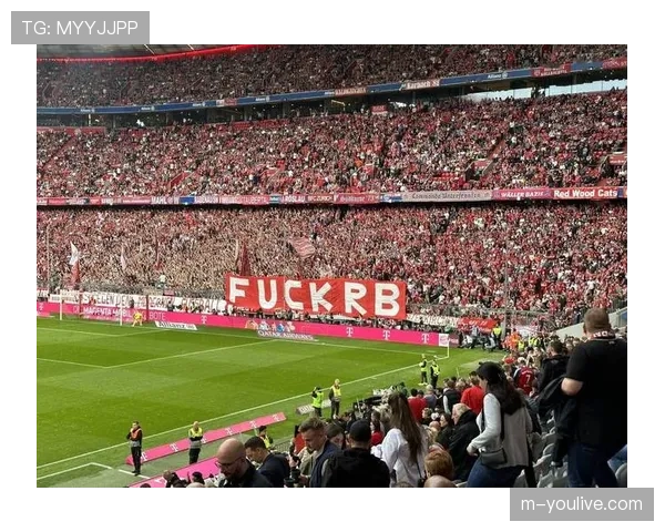 现场:拜仁球迷在南看台展示巨型TIFO,致敬即将离任的体育主管 现场:拜仁球迷在南看台展示巨型TIFO,致敬即将离任的体育主管